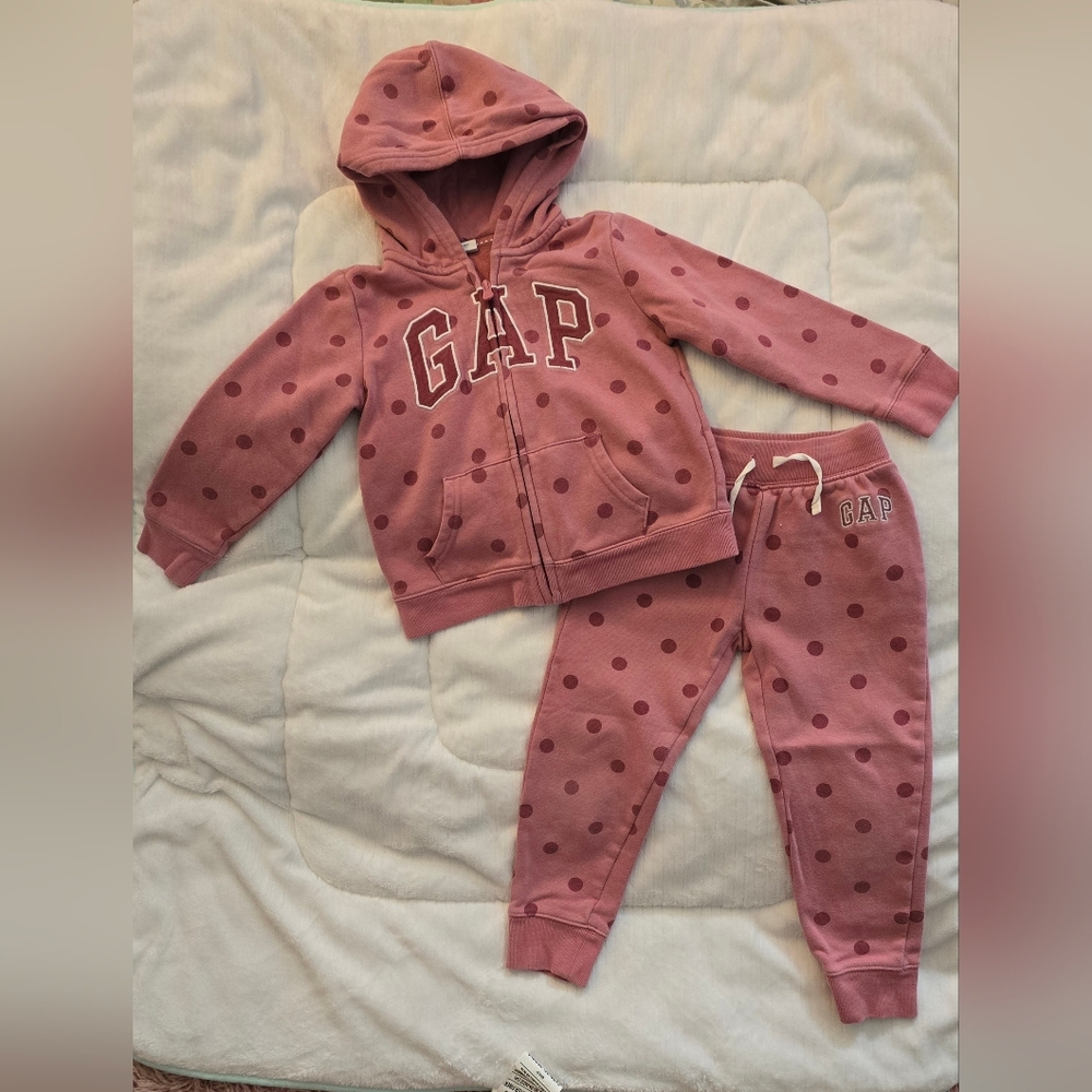 Pink Gap kids sweatsuit, hoodie and sweatpants. Size 5. Gently used.